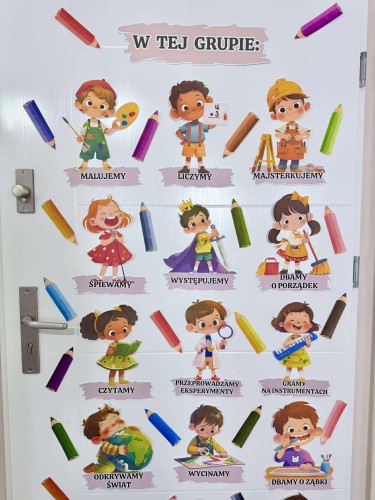 W  tej grupie / sali / klasie / świetlicy/ gabinecie -  Dekoracja wersja 3    