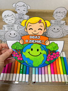 Dzień Ziemi- Dzieci z tabliczkami- praca plastyczna 