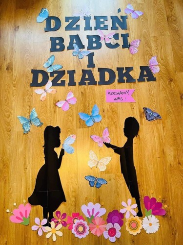 Dzień Babci i Dziadka- czarne postacie dzieci