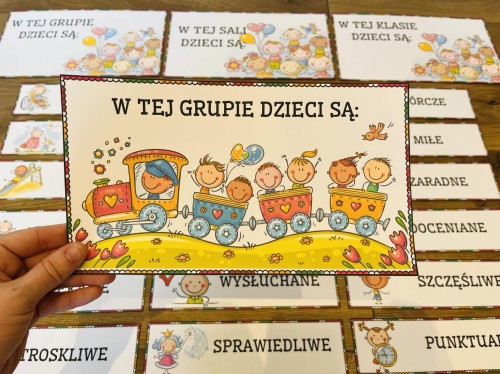 W tej klasie/grupie/ sali/ świetlicy dzieci są- tabliczki z napisami 