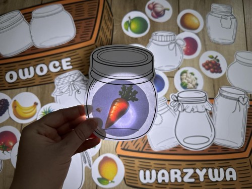 Dzień Zdrowia -  Owoce i Warzywa - Zabawa z latarką Słoiki   