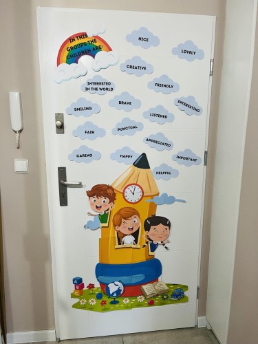 W tej sali, klasie, grupie, świetlicy dzieci są..- kredka z chmurkami ANG