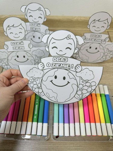 Dzień Ziemi- Dzieci z tabliczkami- praca plastyczna
