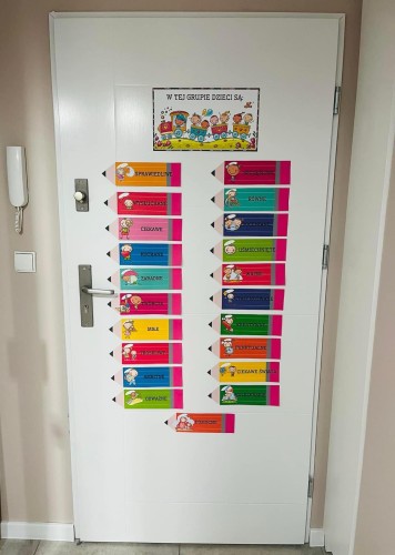 Jesień - Kredki - W tej klasie/grupie/ sali/ świetlicy dzieci są- wersja PL    (1)